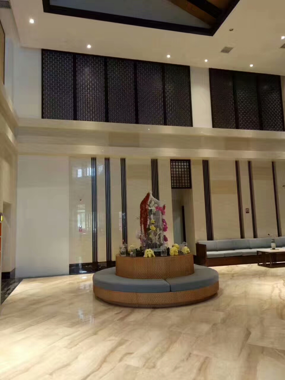 現(xiàn)代不銹鋼屏風隔斷墻酒店金屬玄關(guān)簡約中式客廳餐廳會所花格