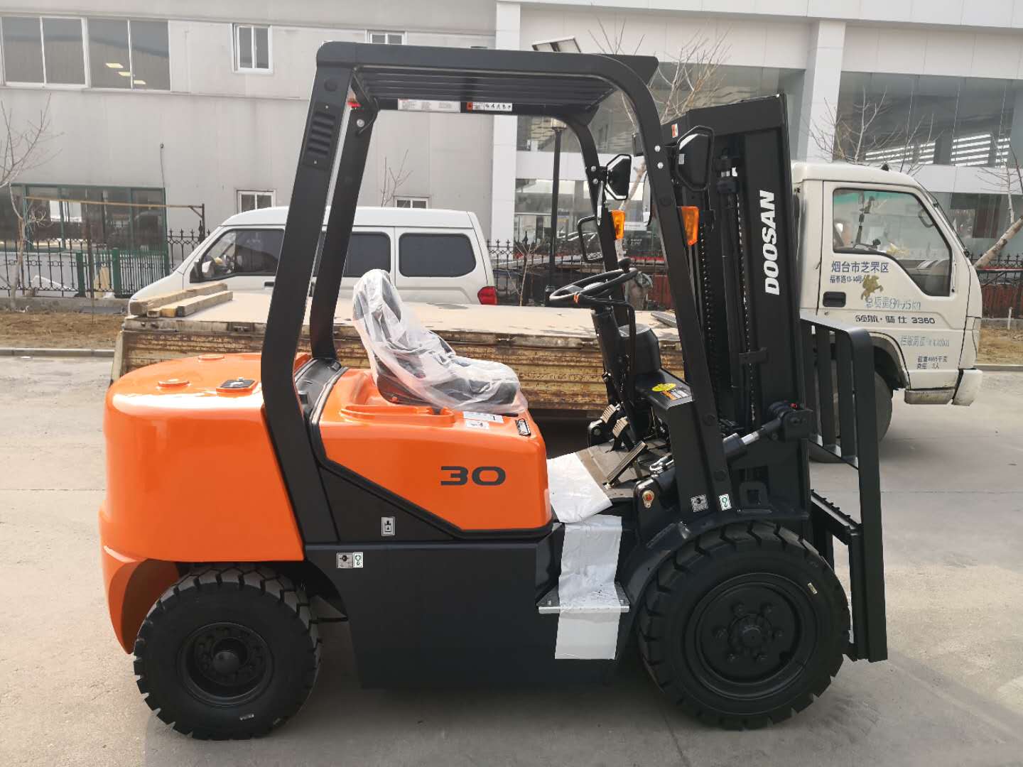 煙臺(tái)斗山大宇叉車(chē)授權(quán)銷(xiāo)售DB58發(fā)動(dòng)機(jī)內(nèi)燃柴油叉車(chē)定制